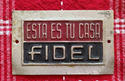 Placa que con el lema «Esta es tu casa Fidel» fue colocada a la puerta de muchos hogares cubanos a principios de 1959