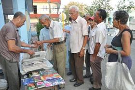 Venta de periódicos en Cuba, en esta foto de archivo