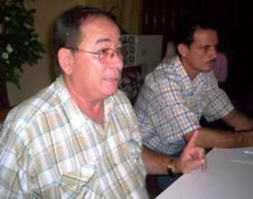 Lázaro Expósito (izq.), jefe del Partido Comunista en Santiago de Cuba. (RADIO REBELDE)