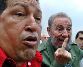 Fidel Castro (der) y Hugo Chávez (izq) hablan con la prensa el 23 de agosto de 2005, en el aeropuerto internacional José Martí de La Habana