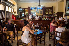 En la imagen, turistas sentados en el Cafe París, en La Habana Vieja, Cuba, el 8 de septiembre de 2016