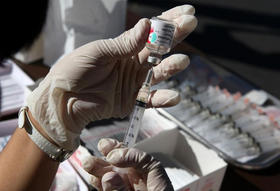 Vacuna contra la gripe A. La Habana primero descalificó su efectividad, pero luego informó que no tenía recursos para comprarla. (AFP)
