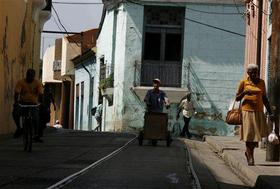A pesar de las lomas, los santiagueros se auxilian de bicicletas para paliar la crisis del transporte urbano. (AP)