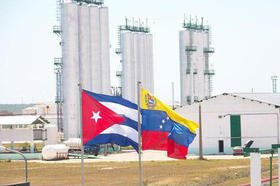 La Refinería de Petróleo Camilo Cienfuegos, en la provincia de Cienfuegos, es una empresa mixta cubano-venezolana PDV-Cupet, SA.