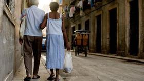 Una pareja de ancianos en Cuba, cada cual con su jaba respectiva para llevar sus compras