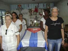 Diversas mujeres disidentes, entre ellas Laura Pollán y  Martha Beatriz Roque, durante el velorio del opositor Orlando Zapata en Banes.