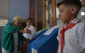 Anciana vota en las elecciones en Cuba