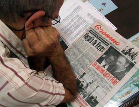 Leyendo el diario Granma, en esta foto de archivo. Leyendo el diario Granma, en esta foto de archivo