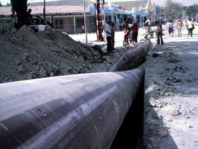 Reparación de la centenaria red de abasto de agua de Santiago de Cuba, en julio de 2008. (LA ISLA Y LA ESPINA)