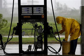 Una gasolinera en Camagüey, durante el paso de Ike. (AP)