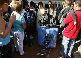 Cubanos esperan por familiares provenientes de Estados Unidos, en el aeropuerto José Martí, La Habana, 11 de marzo de 2009. (AP)