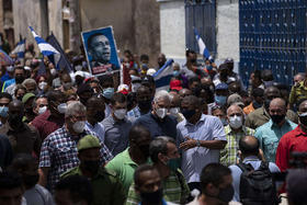 El presidente cubano, Miguel Díaz-Canel, camina por las calles de San Antonio de los Baños tras las protestas del domingo 11 de julio de 2021