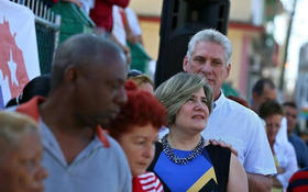 El primer vicepresidente de Cuba, Miguel Díaz-Canel (i), y su esposa Lis Cuesta (d) antes de votar en las elecciones generales de diputados nacionales y provinciales, el domingo 11 de marzo de 2018, en Santa Clara (Cuba)