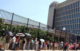 Cubanos hacen fila para entrar en la Oficina de Intereses de Estados Unidos en La Habana