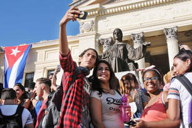 Estudiantes cubanos