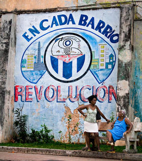 Cartel alegórico a los Comités de Defensa de la Revolución en un muro en Cuba
