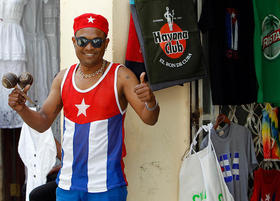 Vendedor en La Habana, a la espera de turistas extranjeros. Vendedor en La Habana, a la espera de turistas extranjeros