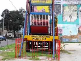 Otro de los aparatos de un parque de diversiones itinerante en Centro Habana, 2012