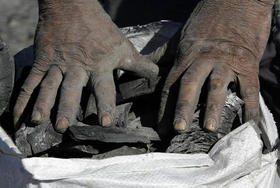 Un trabajador carbonero. (REUTERS)