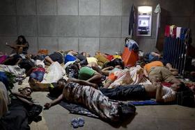 Un grupo de cubanos duerme afuera del edificio de control de inmigración en Peñas Blancas, Costa Rica