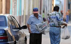 Un hombre vende periódicos en La Habana, el 30 de julio de 2011