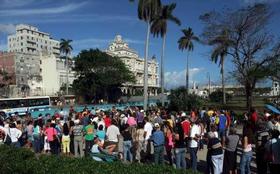 Cientos de cubanos hacen cola frente al Consulado de España en La Habana para hacerse ciudadanos españoles en esta foto de archivo. Cientos de cubanos hacen cola frente al Consulado de España en La Habana para hacerse ciudadanos españoles en esta foto de archivo
