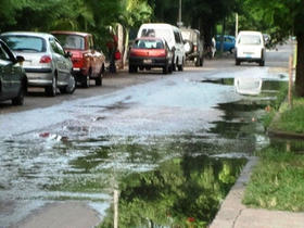 Aguas albañales desbordadas en El Vedado en 2011, por rotura de una cañería