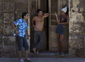 Jóvenes en la Habana Vieja, el 18 de octubre de 2008. (AP)