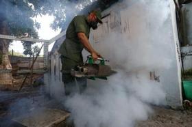 Fumigando contra el dengue en Cuba