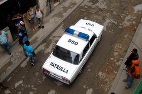 La policía, en un operativo en las calles de La Habana. (CARLOS SERPA)