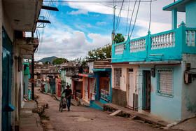 En esta imagen, tomada el 1 de abril de 2018, un hombre camina con una bicicleta a su lado en el vecindario de Vigia, en Santa Clara, Cuba