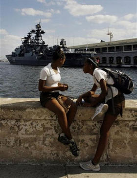 Estudiantes de politécnico sentadas en la Bahía de La Habana. 19 de diciembre de 2008. (AP)