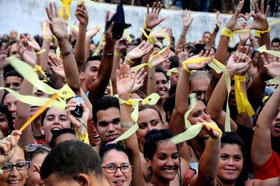 Asistentes al concierto del dúo Buena Fe, en favor de los espías cubanos que cumplen condena en Estados Unidos, que se realizó en la Plaza Roja de 10 de Octubre, en La Habana, Cuba, el 6 de septiembre de 2013