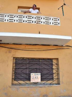 Un hombre descansa en el balcón de su casa el jueves 10 de noviembre de 2011, en La Habana, (Cuba). El nuevo decreto que permite la compraventa de viviendas en Cuba entra en vigor después de cinco décadas de prohibiciones y con la expectativa de que sirva para regular un sector marcado por las ilegalidades