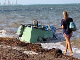 Una embarcación rústica, utilizada por balseros cubanos, en una playa de Florida