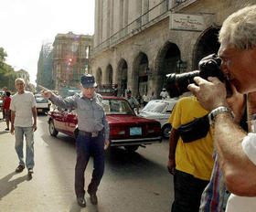Un policía desvía a los transeúntes a la entrada de un tribunal en La Habana