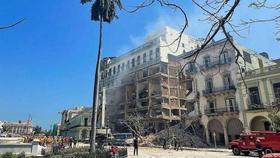 Equipos de rescate trabajan tras la explosión en el Hotel Saratoga, en La Habana, Cuba