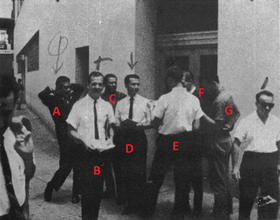 Pizzo Exhibit 453-A. El FBI identificó en ella a Jay Ehara [A], Oswald [B] y John Alice [C]