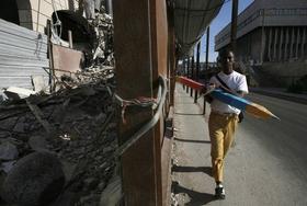 Un estudiante camina por una calle de La Habana. 24 de abril de 2009. (REUTERS)