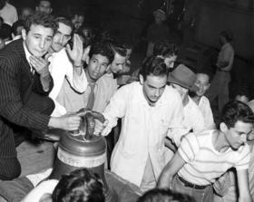 Castro y Ovares con los UIRistas Alfredo El Chino Esquivel y Gustavo Ortiz al llegar la campana de La Demajagua a La Habana el 7 de noviembre de 1947. (Foto: ©Latinamericanstudiesorg)