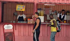 Clientes consumen alimentos en una cafetería privada el jueves 24 de noviembre de 2011, en La Habana, Cuba