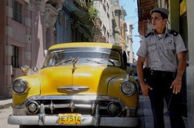 Un policía hace guardia en una calle de La Habana, el 20 de abril de 2009. (AFP)