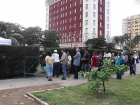 Algunas personas hacen cola para descargar gratuitamente música y videos de X Alfonso en área cercana a donde se celebraría su concierto