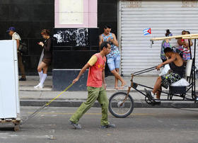 Escena cotidiana en Cuba, en esta foto de archivo de 2015