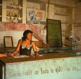Un establecimiento de venta de alimentos o “bodega” cubana
