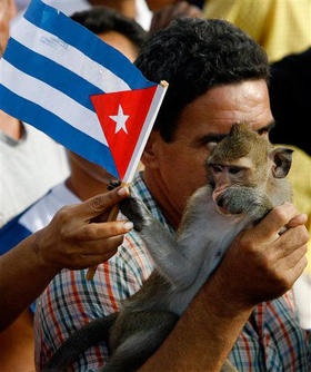 Un hombre desfila con un mono a cuestas, el Primero de Mayo en La Habana. (AP)