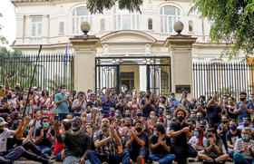 Manifestantes en favor de la libertad de expresión artística en el Ministerio de Cultura de La Habana, Cuba, el 27 de noviembre de 2020