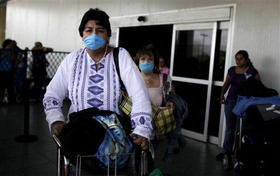 Pasajeros procedentes de México en el Aeropuerto José Martí, en La Habana, el 27 de abril de 2009. (AP)