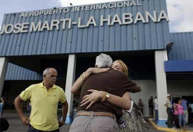 Cubanos a la entrada del Aeropuerto Internacional José Martí, en La Habana