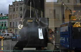 Detalle de una de las carteras en venta en una de las nuevas tiendas de lujo inauguradas el 22 de abril de 2017, en el hotel Manzana Kempinski, en La Habana (Cuba)